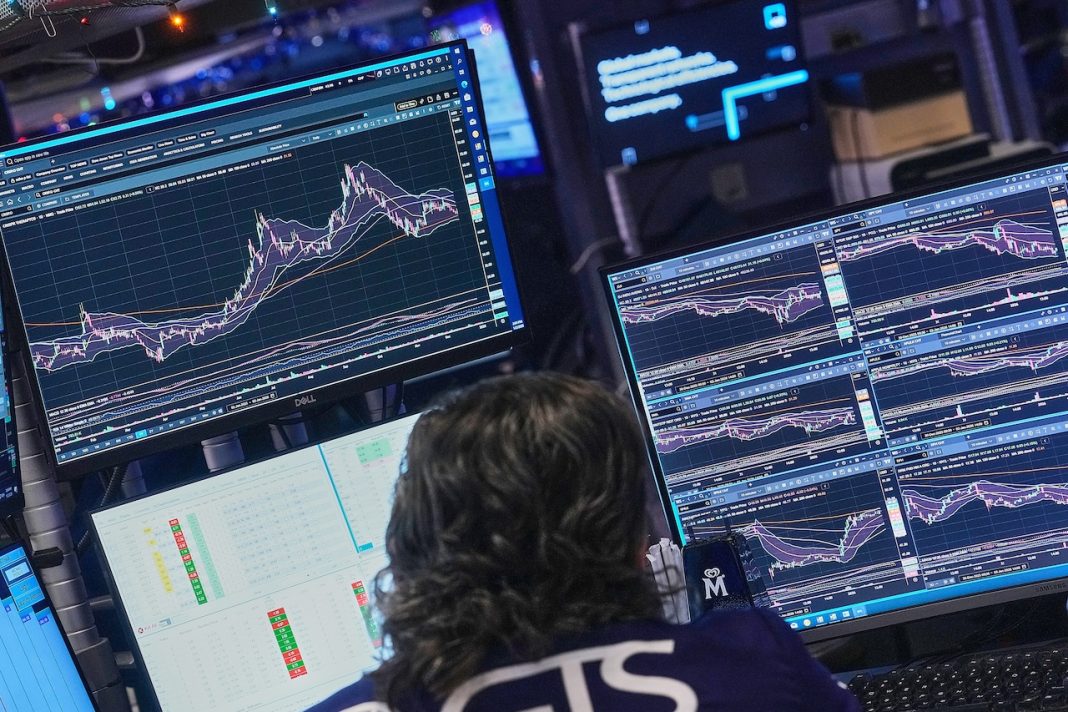 Wall Street Slumps as Bank and Tech Stocks Fall
