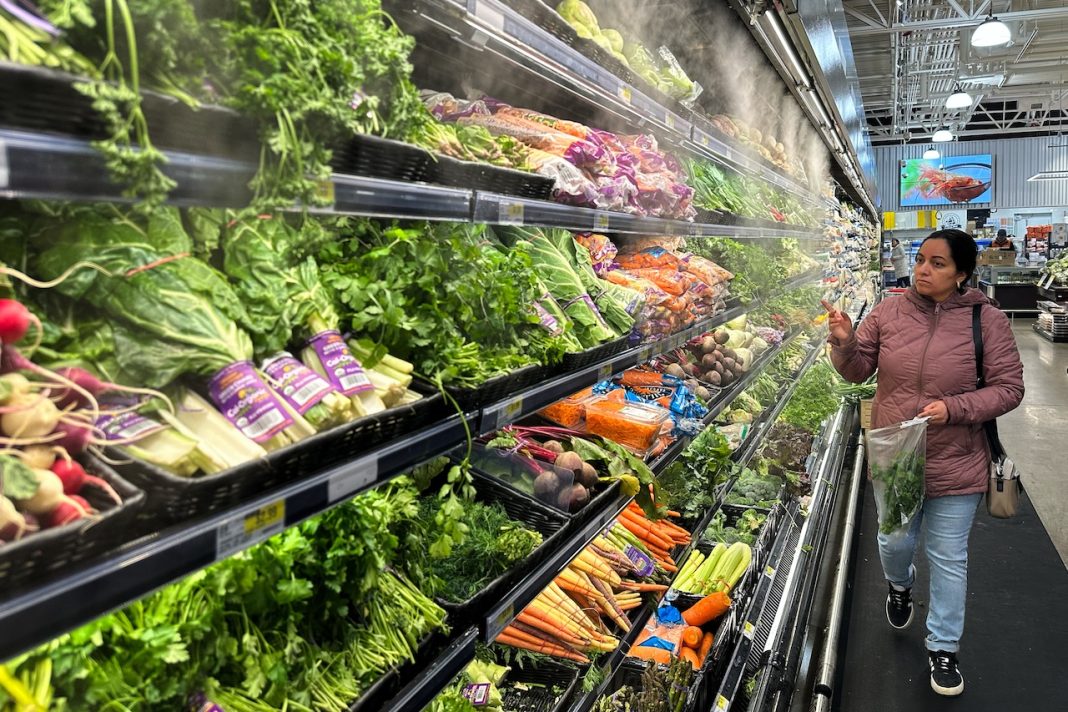 Economy Expanded at Sluggish 0.7% in Q4