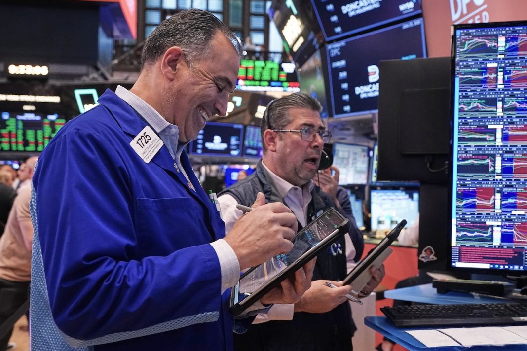 Wall Street Rises as Earnings Beat Expectations