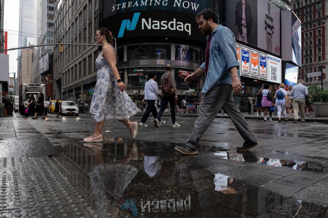 US Stocks Hang Near Record Heights